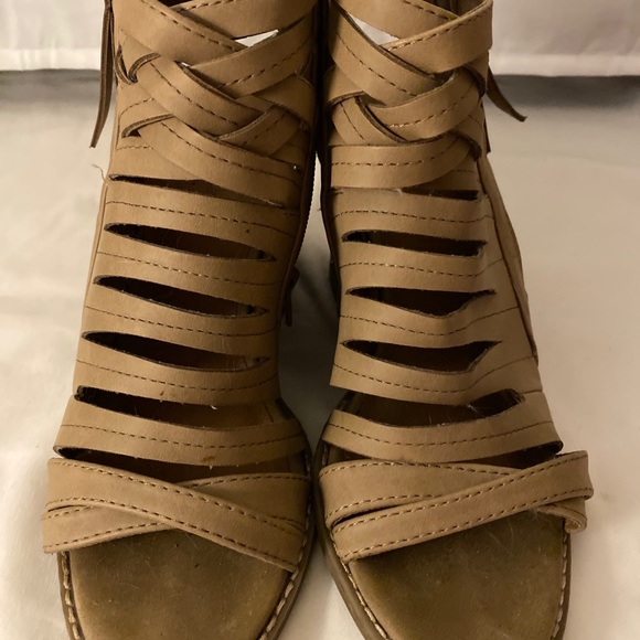 Tan peep toe heel sandals - Picture 3 of 3